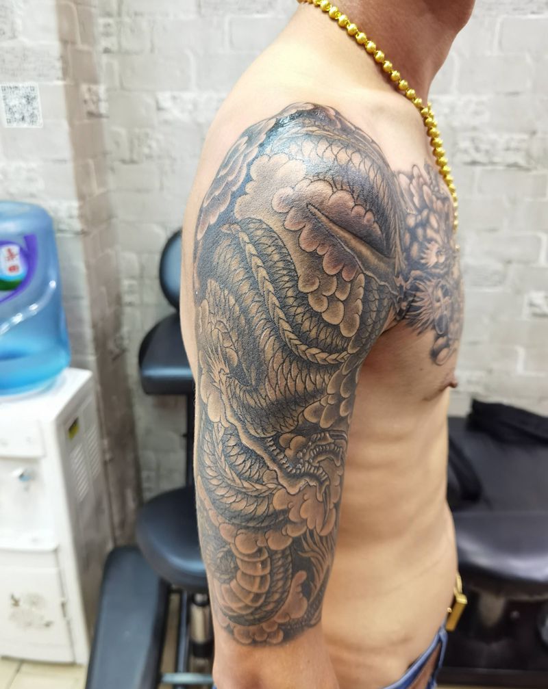 过肩龙纹身图片_肩部新传统纹身图案