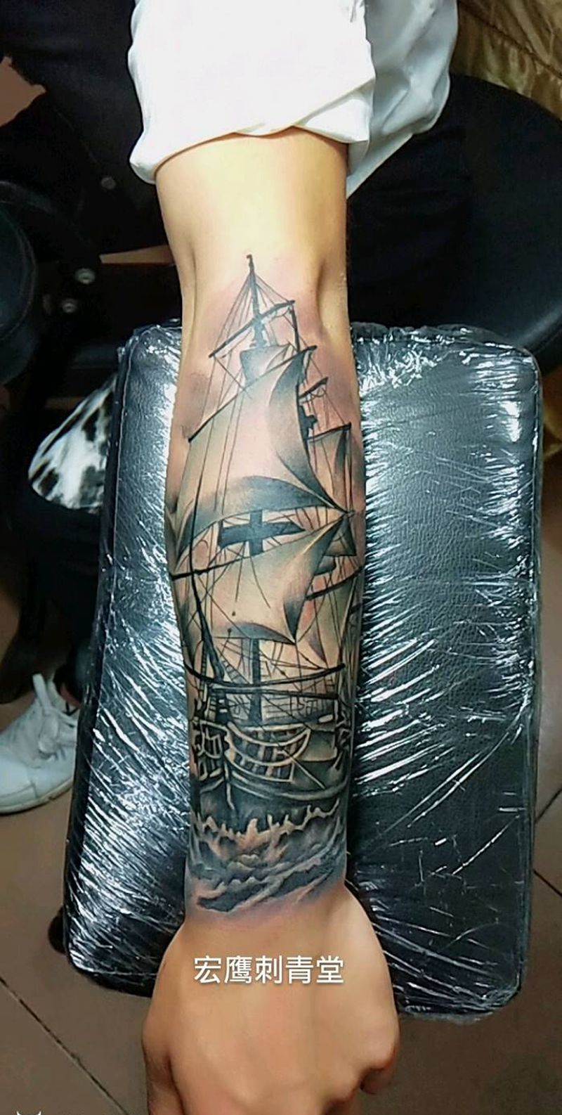 帆船纹身图片_手部手臂新传统欧美写实纹身图案