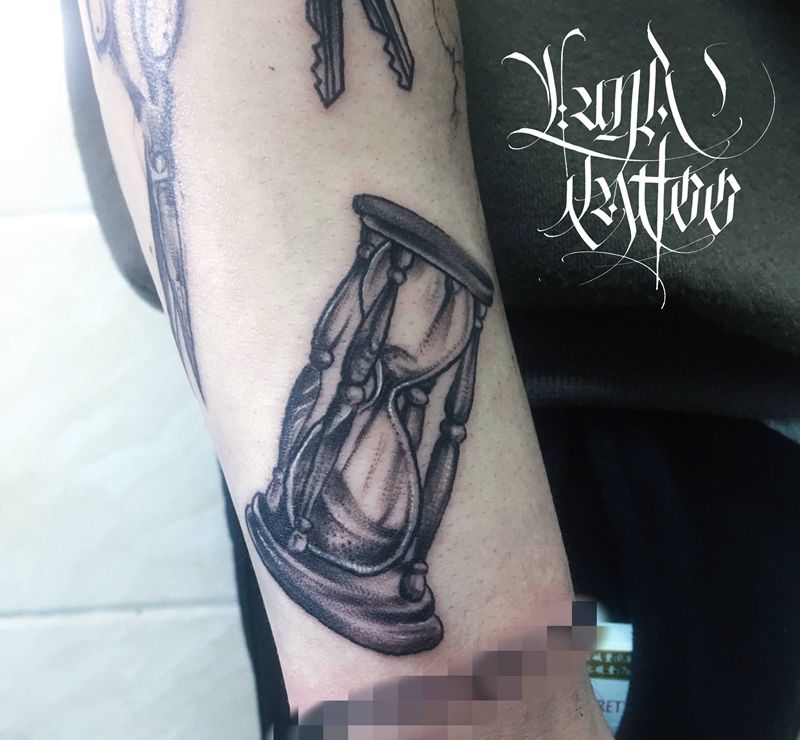 沙漏纹身图片_手部手臂欧美写实点刺沙漏纹身图案