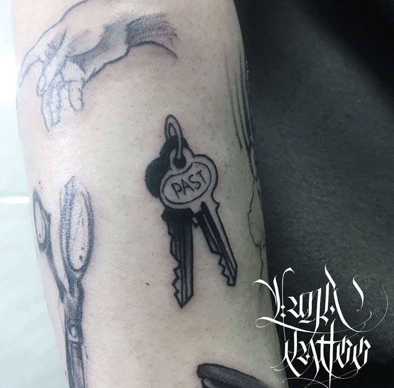 钥匙纹身图片_手臂手部Old School钥匙纹身图案