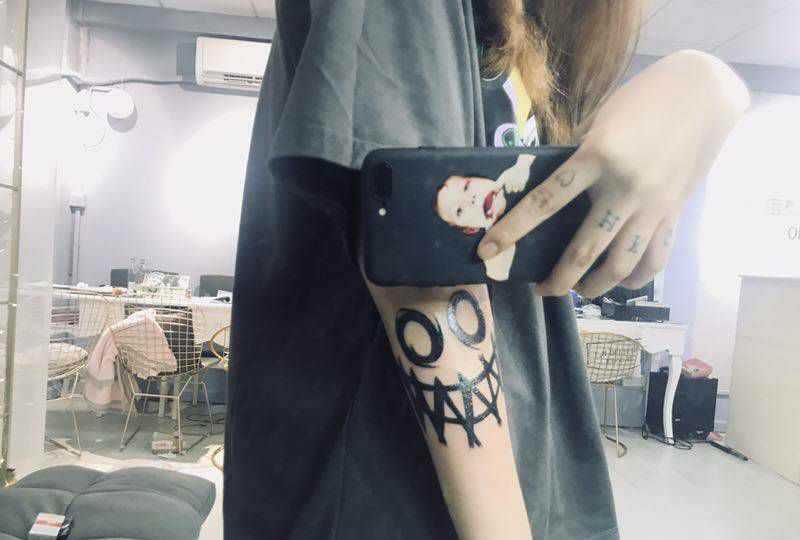 同款笑脸纹身图片_手部纹身图案