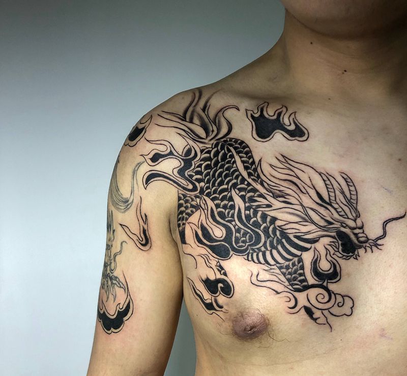 客人自带图纹身图片_胸部纹身图案