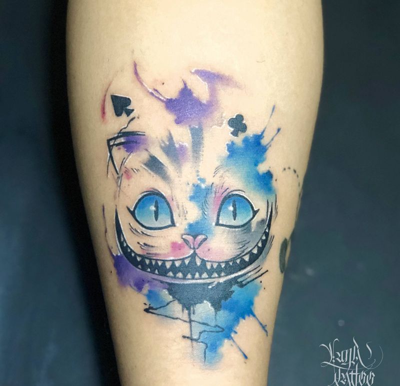 水彩猫纹身图片_腿部脚部水彩水墨猫爱丽丝纹身图案