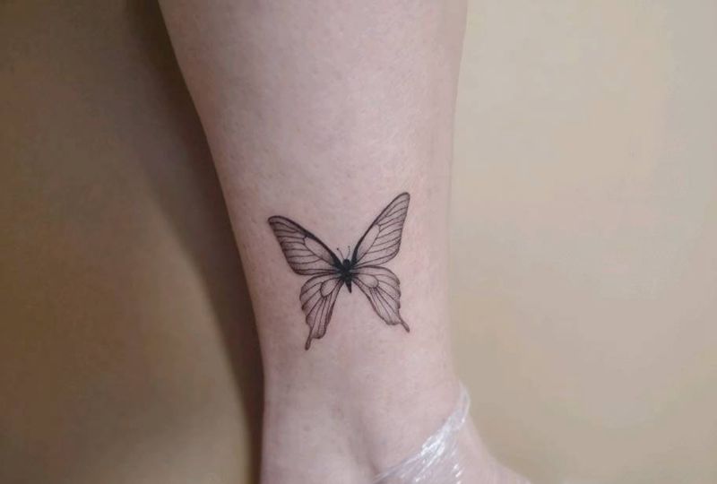 蝴蝶纹身图片_腿部点刺蝴蝶纹身图案
