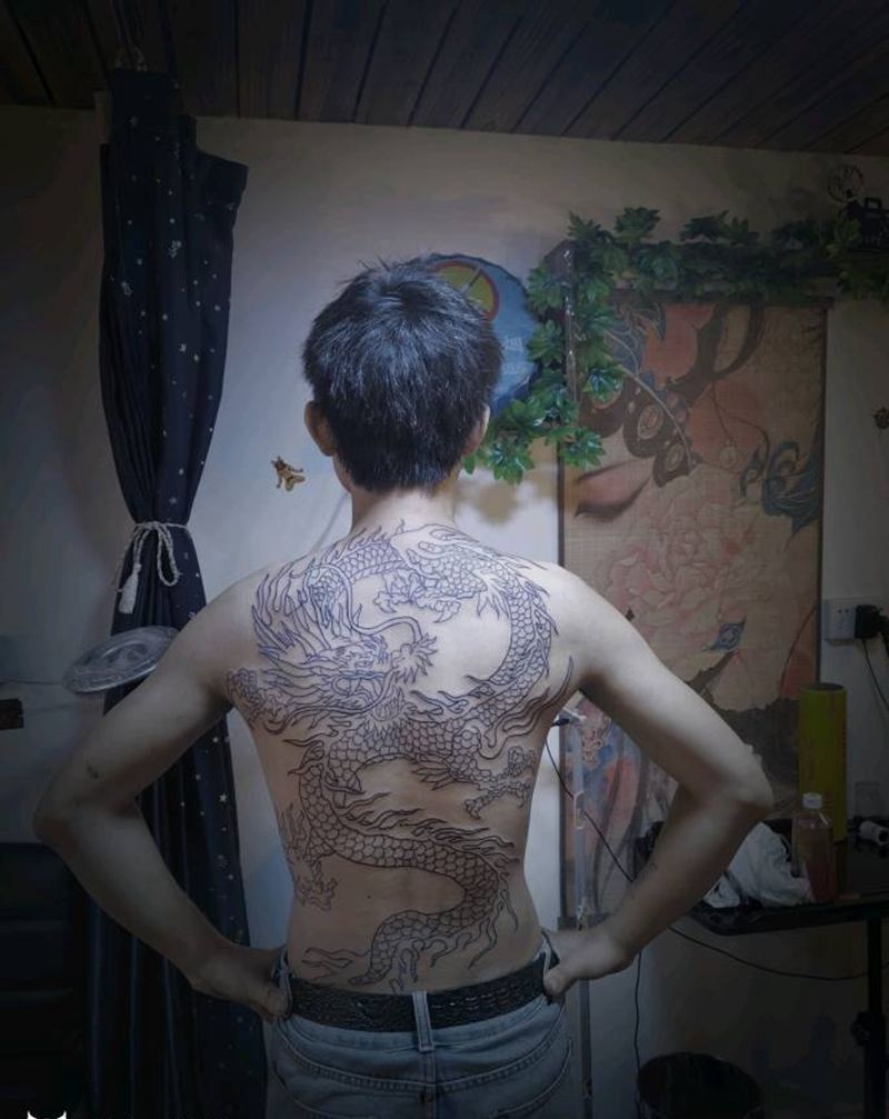 大威天龙纹身图片_背部新传统纹身图案