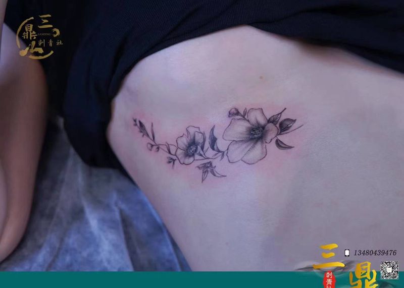 胸下素花纹身图片_胸部纹身图案