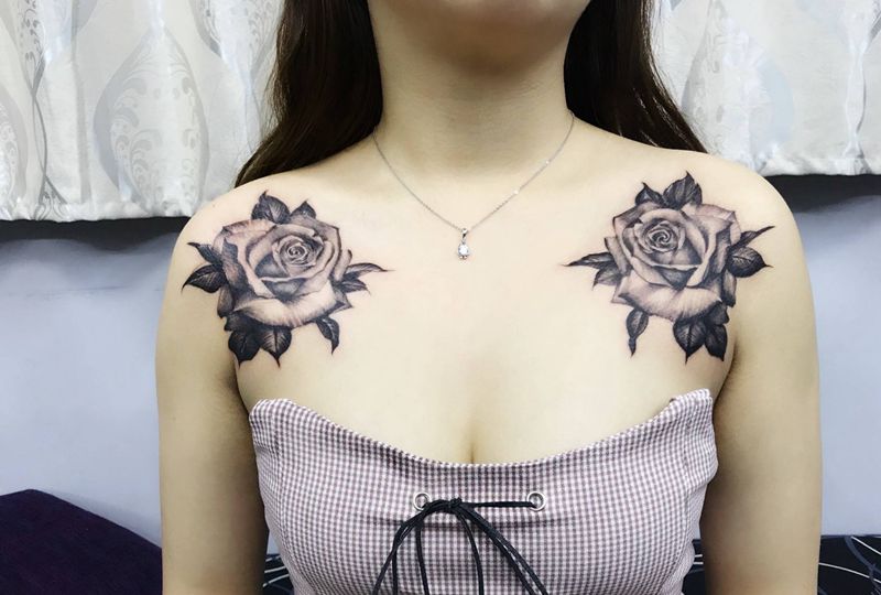 写实花胸纹身图片_成品胸部写实植物纹身图案