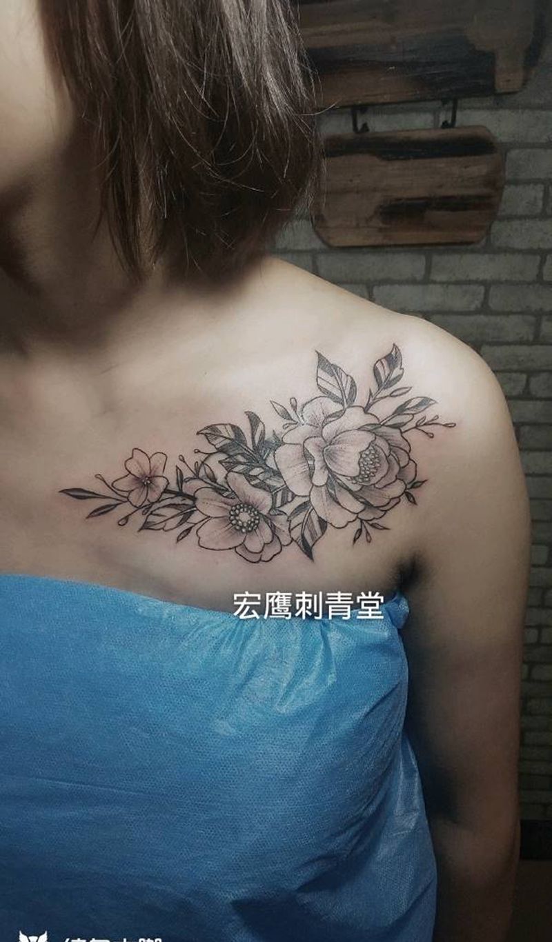 素花纹身图片_胸部新传统纹身图案