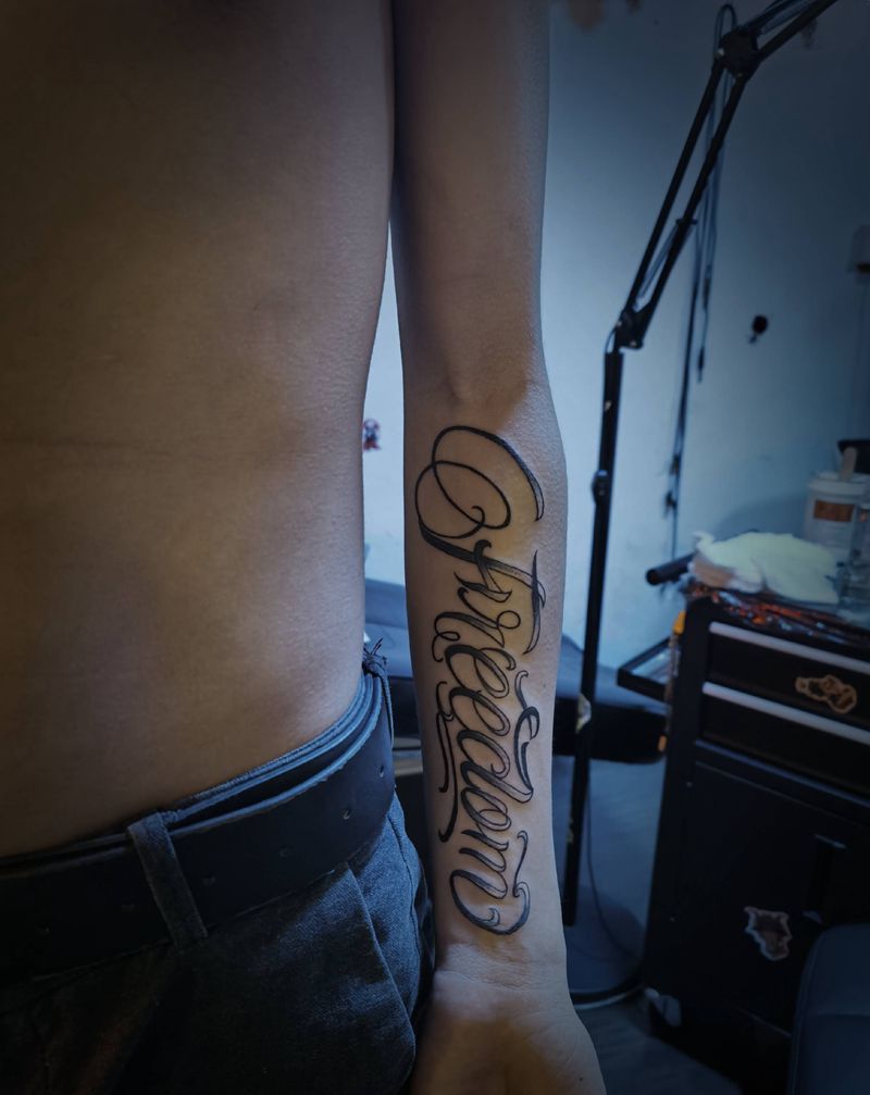 花体字纹身图片_手部手臂花体字纹身图案