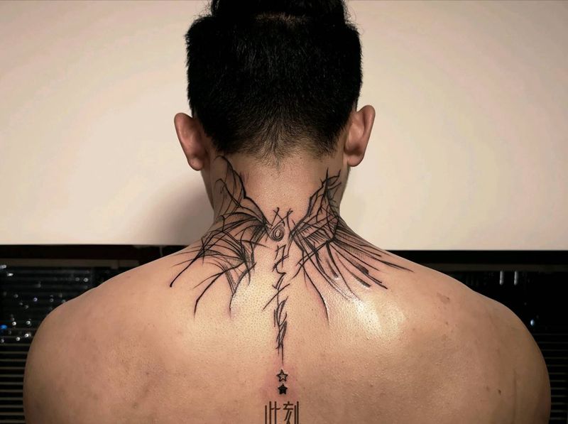 天使与恶魔纹身图片_颈部几何图腾翅膀纹身图案