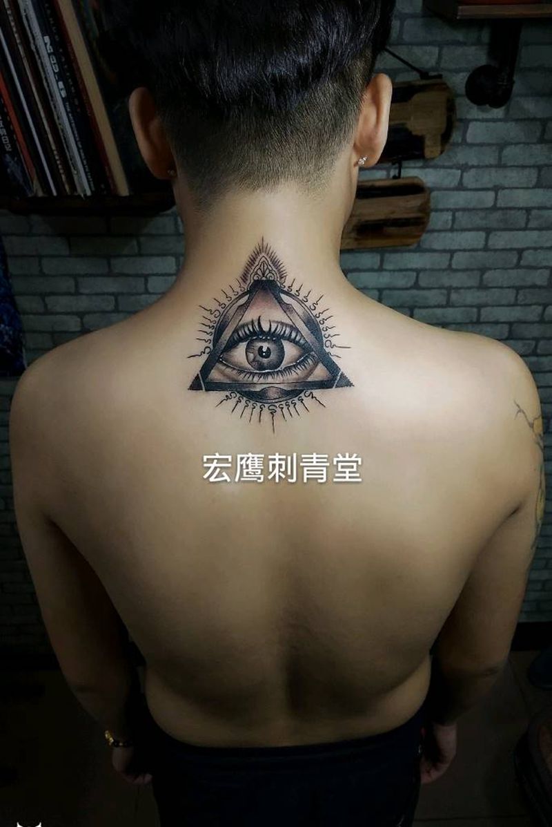 上帝之眼纹身图片_颈部背部新传统点刺纹身图案