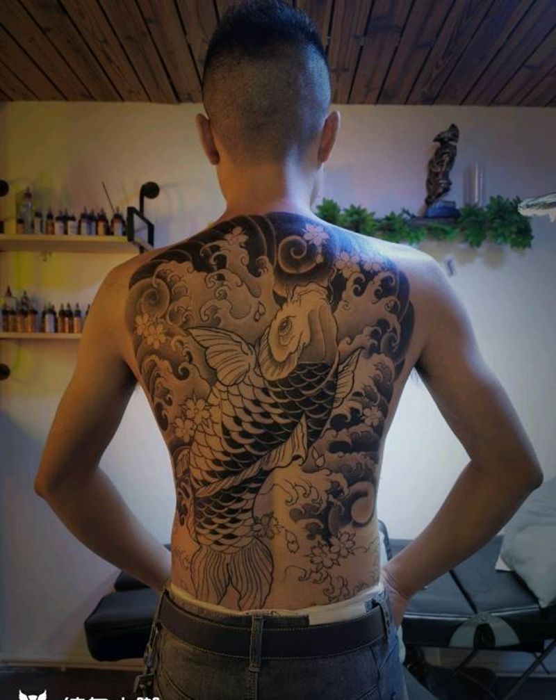 满背进度纹身图片_背部新传统鱼纹身图案
