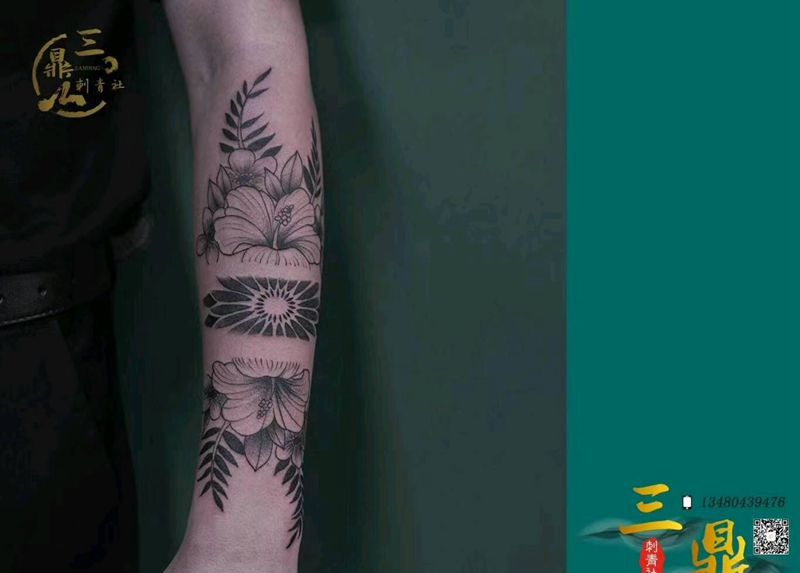 小臂素花纹身图片_手臂纹身图案