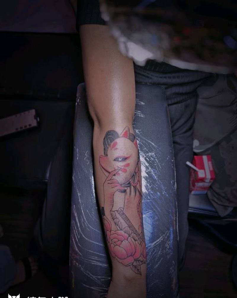 艺伎纹身图片_手部新传统点刺纹身图案