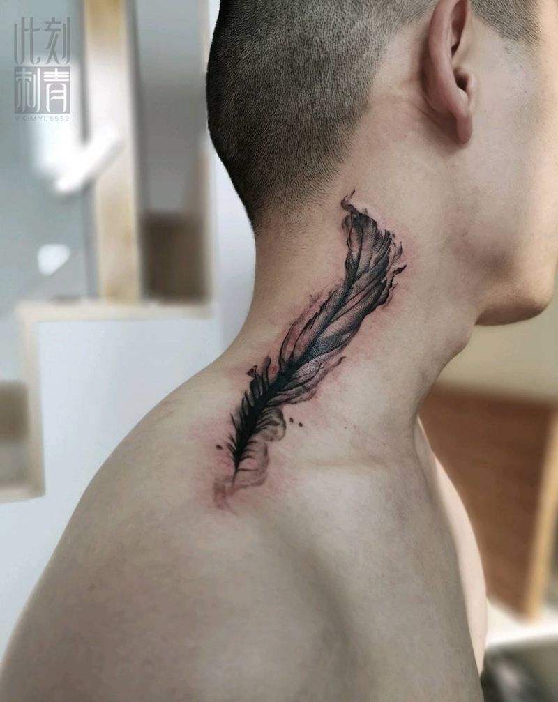 羽毛纹身图片_颈部水墨几何羽毛纹身图案