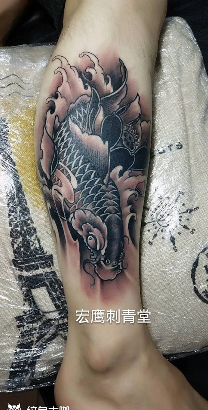 锦鲤纹身图片_腿部脚部新传统纹身图案