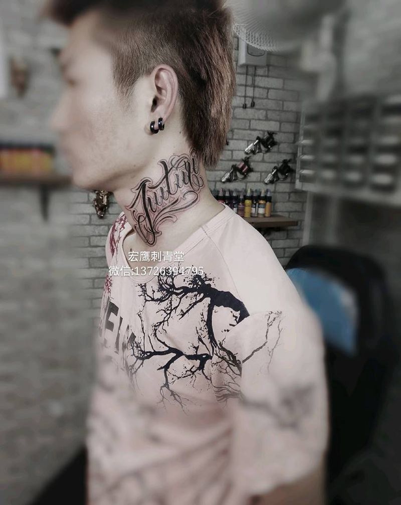 个性小英文纹身图片_颈部花体字纹身图案