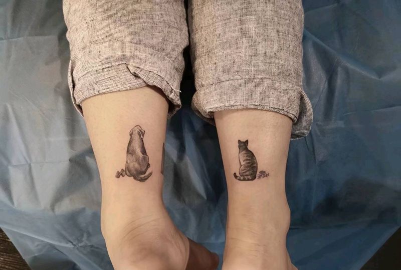 俩朋友纹身图片_腿部欧美写实狗猫纹身图案