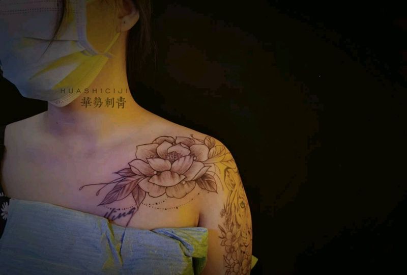 素花纹身图片_肩部素花纹身图案