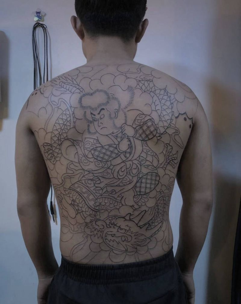 驻店师傅今日作业纹身图片_背部老传统纹身图案