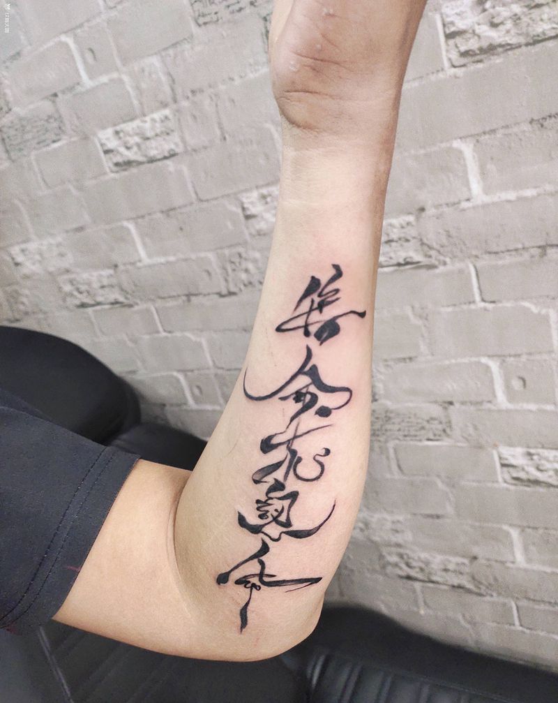 字体纹身图片_手部花体字纹身图案