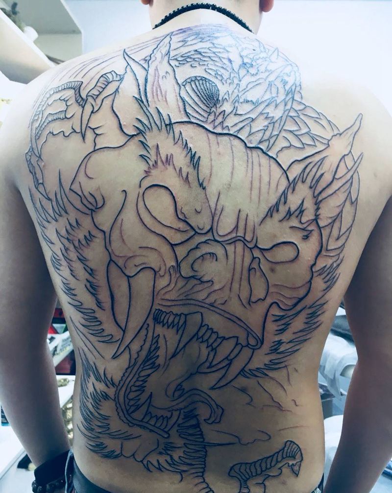 满背未完纹身图片