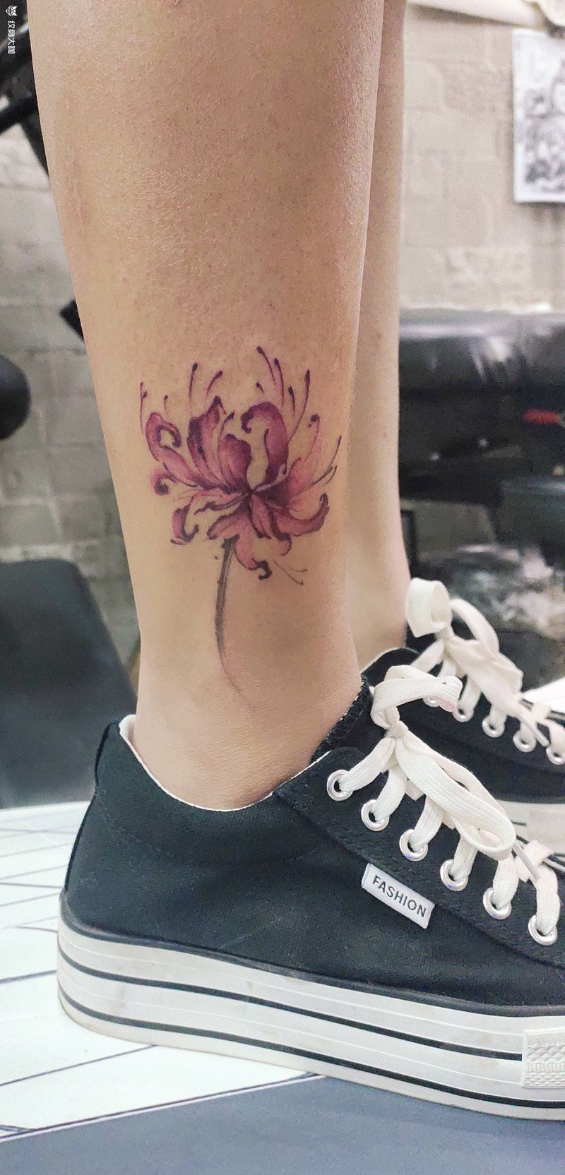 彼岸花纹身图片_腿部水彩纹身图案