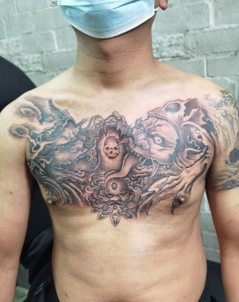 花胸纹身图片_胸部新传统纹身图案