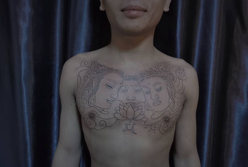 驻店师傅作业纹身图片_胸部新传统纹身图案