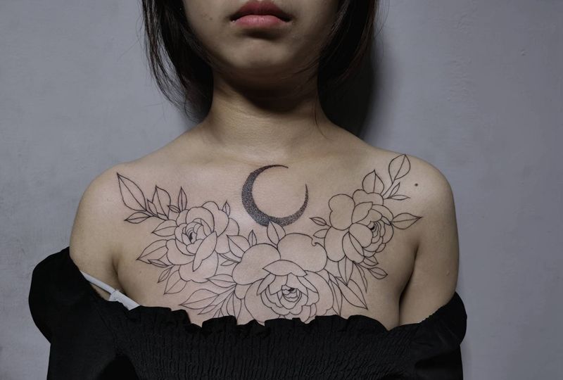 花胸素花纹身图片_胸部点刺纹身图案