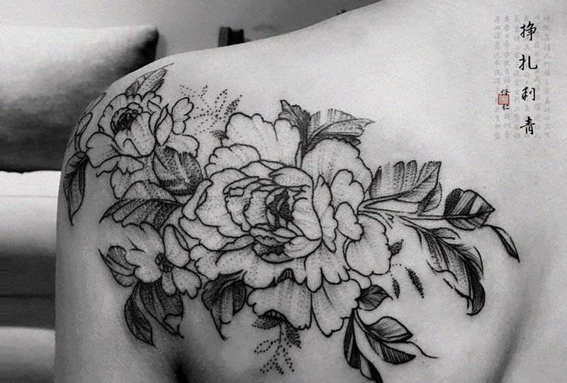 素花纹身图片_肩部新传统素花纹身图案