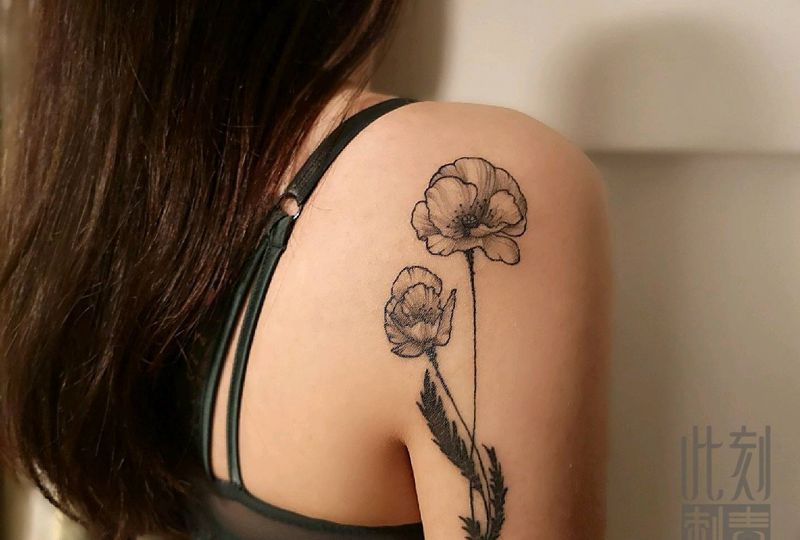 罂粟花纹身图片_手臂水墨点刺花纹身图案