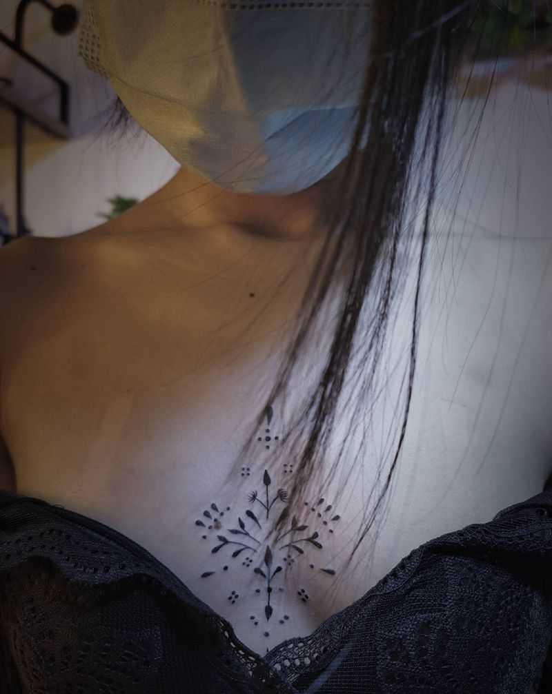 今日小图纹身图片_胸部点刺几何纹身图案