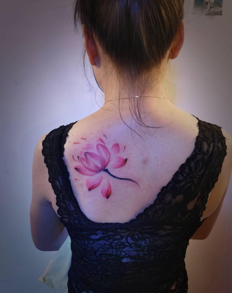 荷花纹身图片_背部新传统水彩纹身图案