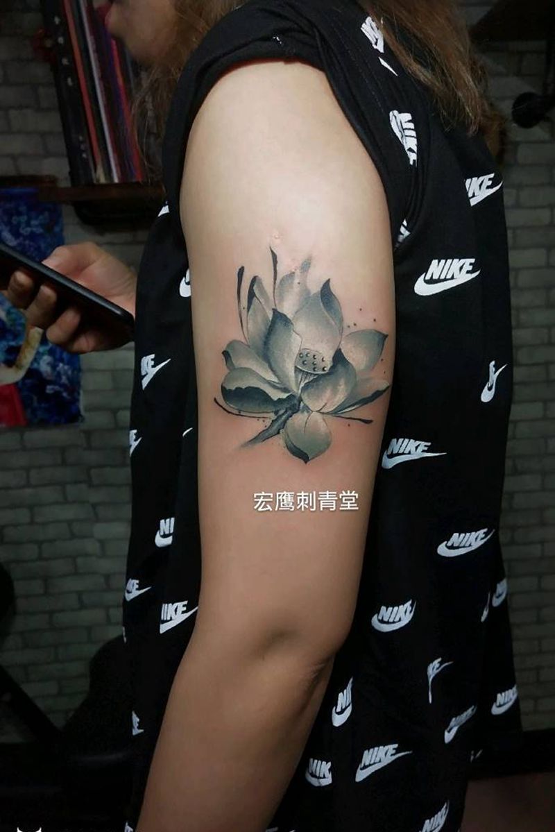 水墨莲花纹身图片_手部手臂水墨纹身图案
