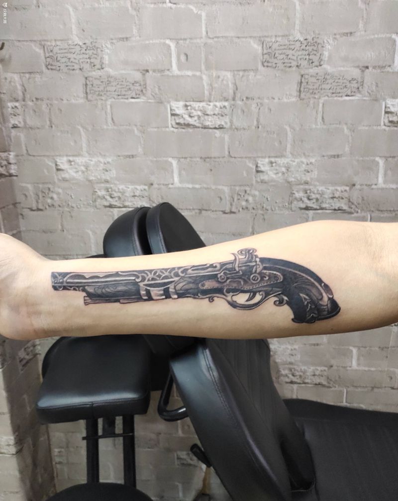 枪纹身图片_手臂欧美写实纹身图案