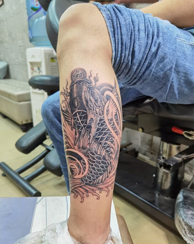 招财锦鲤纹身图片_腿部新传统纹身图案