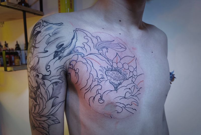 半甲线条纹身图片_胸部新传统纹身图案