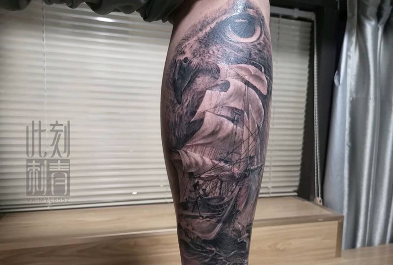 夜行者纹身图片_腿部欧美写实帆船猫头鹰纹身图案