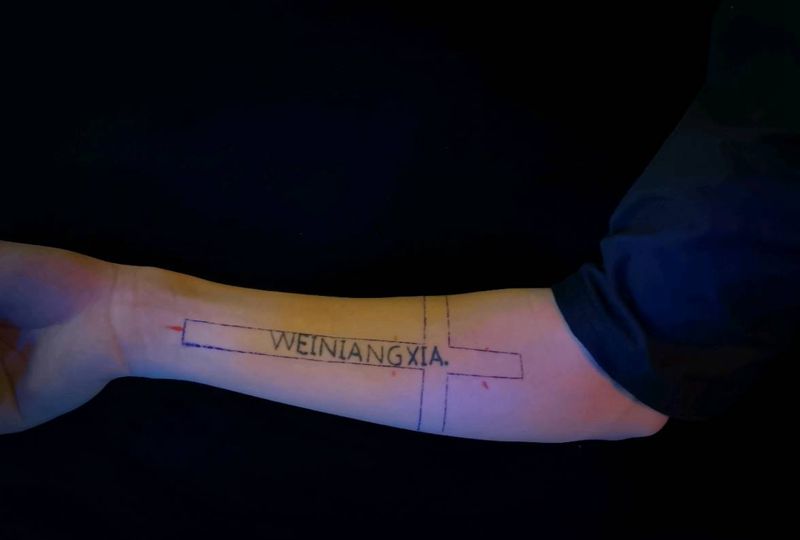 十字架遮盖一串小英文纹身图片_手部图腾纹身图案