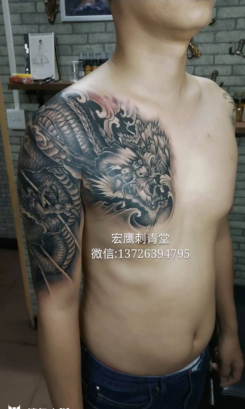 过肩龙纹身图片_胸部手臂新传统纹身图案