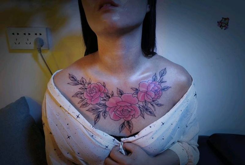 大花胸纹身图片_胸部肩部点刺素花纹身图案