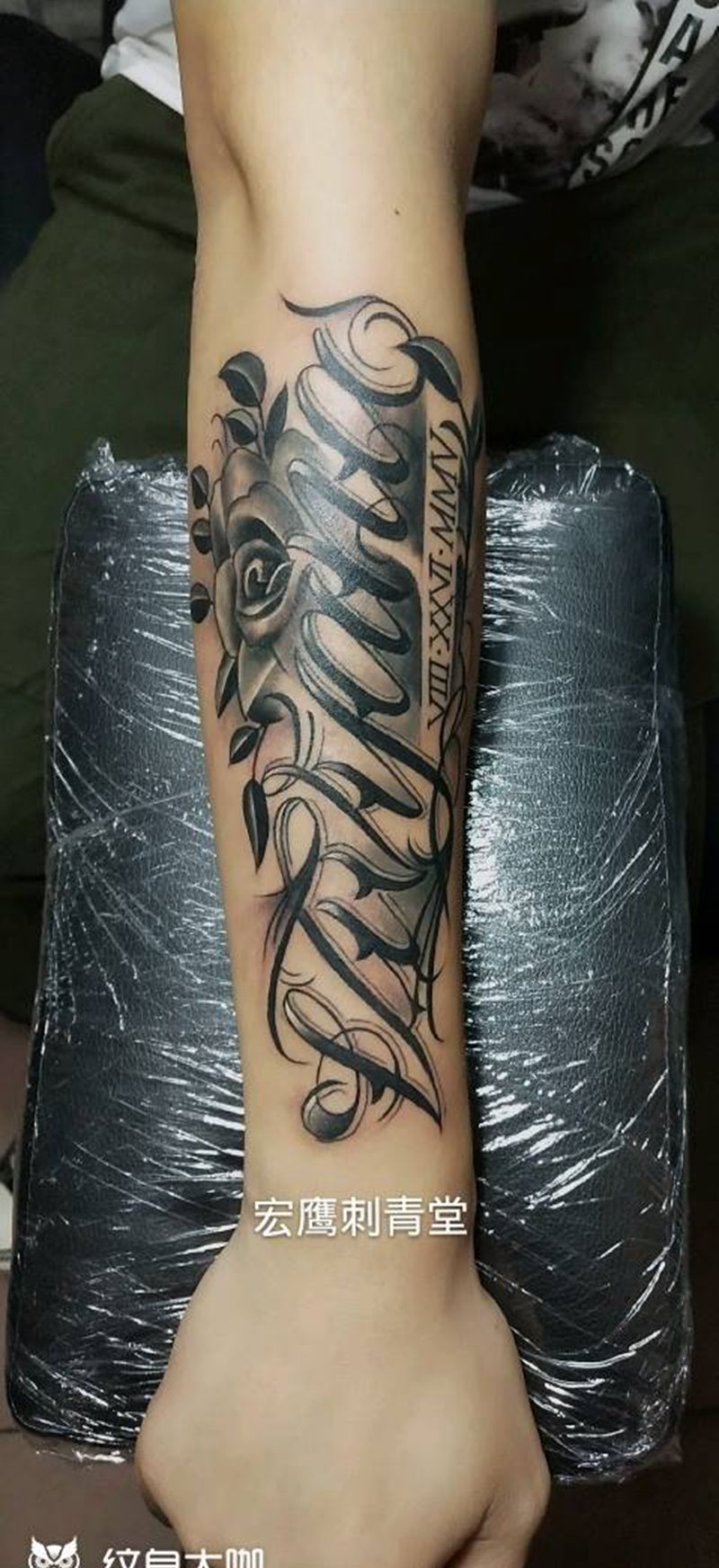 玫瑰花体字纹身图片_手部手臂新传统花体字纹身图案