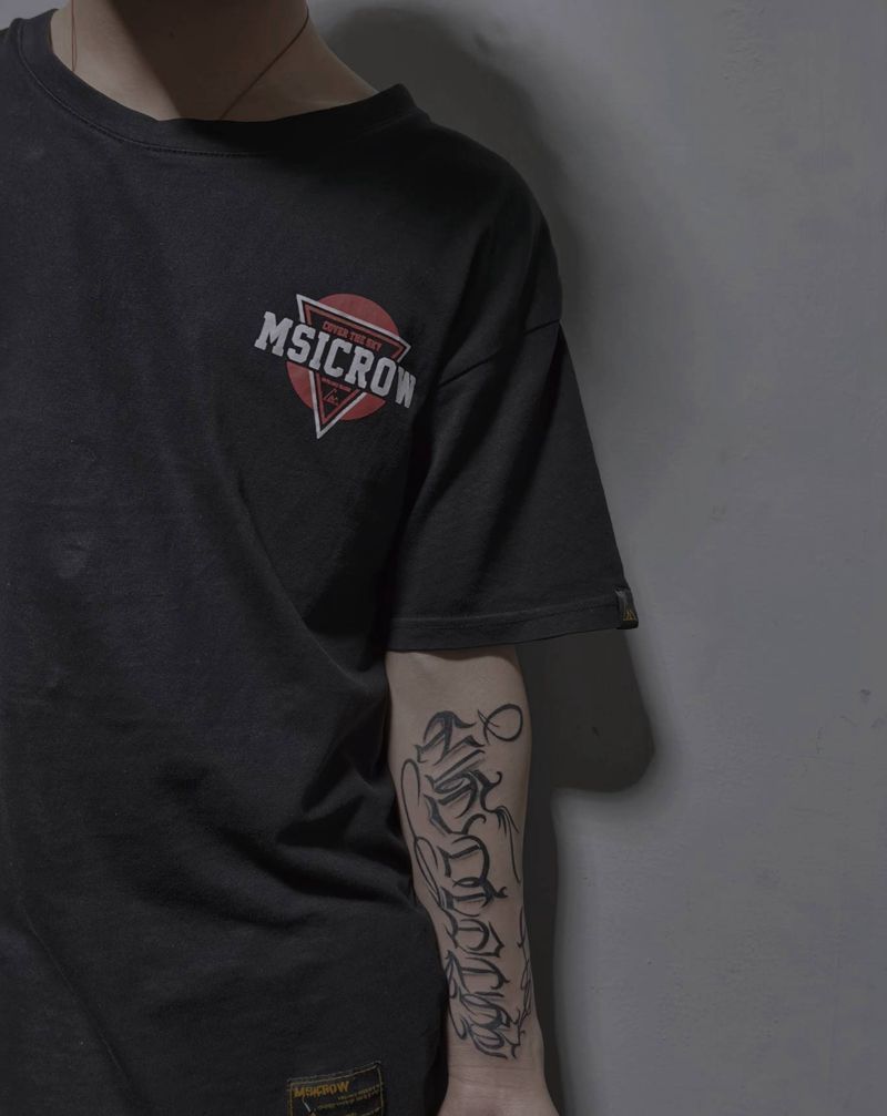 驻店师傅作业纹身图片_手部花体字纹身图案