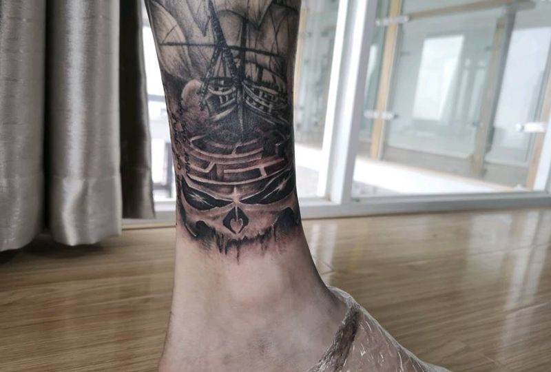 骷髅迷城纹身图片_腿部欧美写实创意骷髅纹身图案