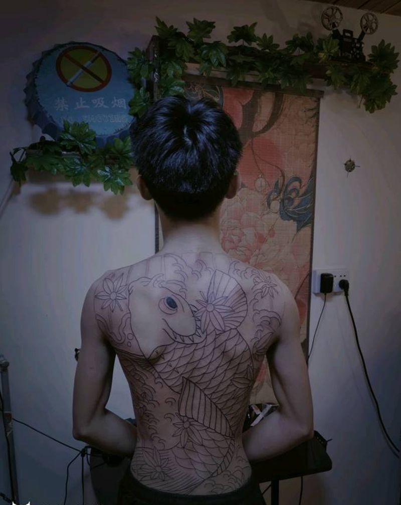 老传统满背！线条待续纹身图片_背部老传统纹身图案