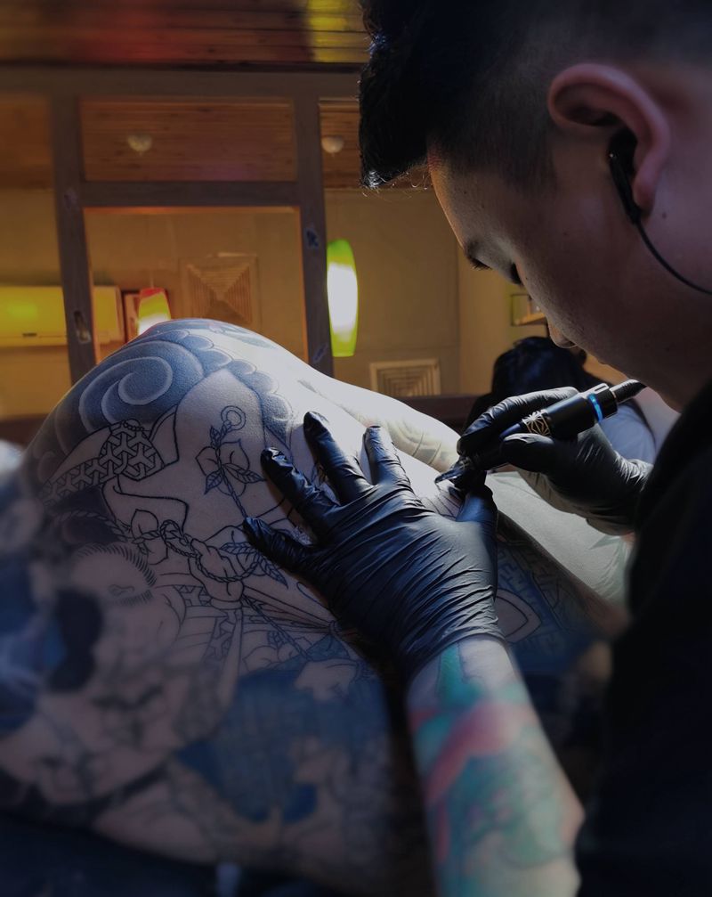 慢既是快纹身图片_腹部老传统纹身图案