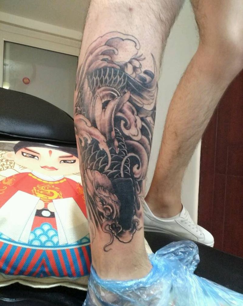 小腿鲤鱼纹身图片_腿部手部脚部传统国画动物纹身图案