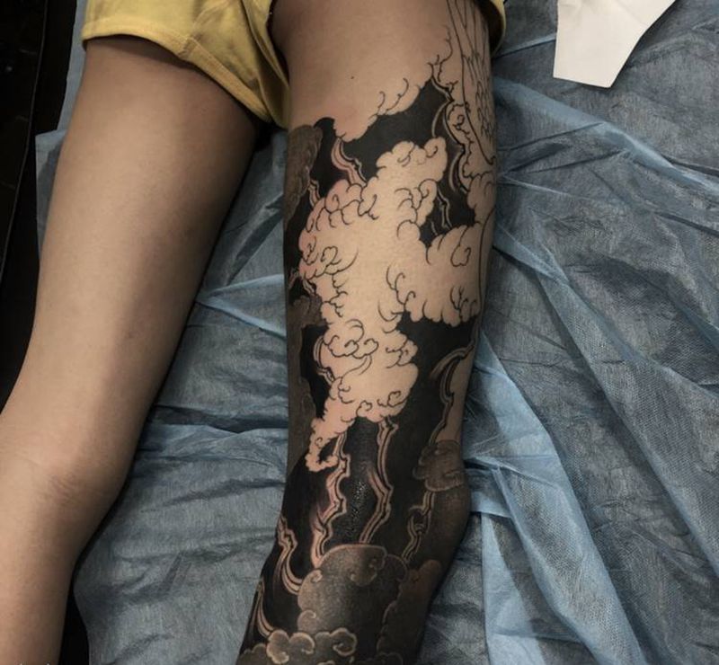 花腿纹身图片_腿部老传统新传统山云海浪纹身图案