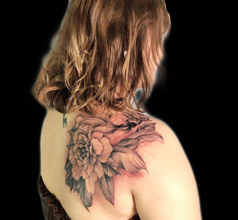 后背牡丹小金鱼纹身图片_背部纹身图案